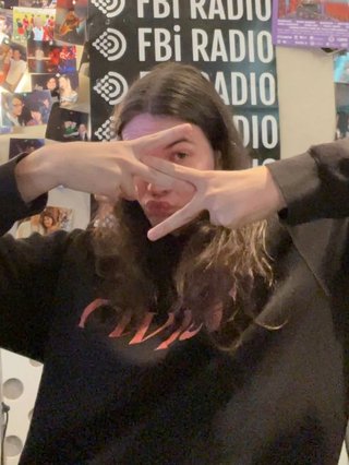 Jim in the fbi studio making a "Z" with their hands, the signature hand sign of girl group ITZY
